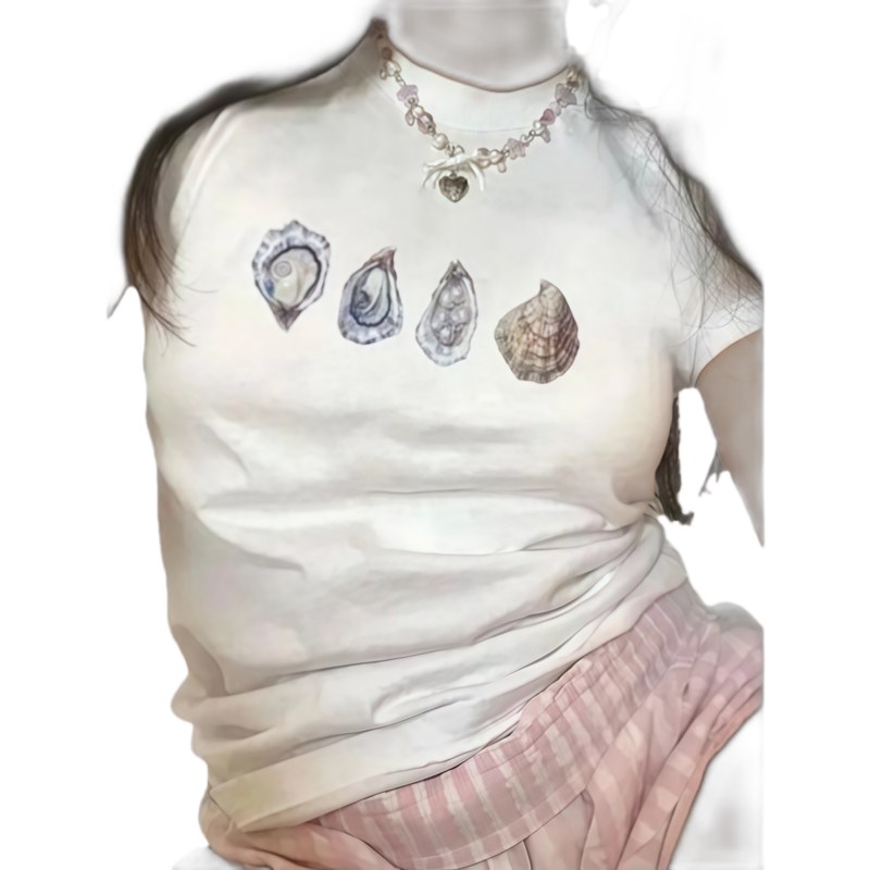 Short, form-fitting T-Shirt